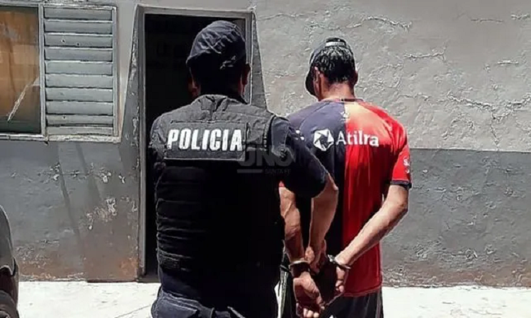 Capturaron a un hombre con un arma de guerra cargada