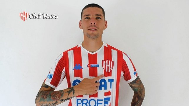 Nicolás Peñailillo posa con la camiseta de Unión