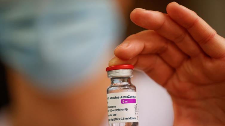 La OMS aprobó el uso de emergencia de dos versiones de la vacuna de AstraZeneca