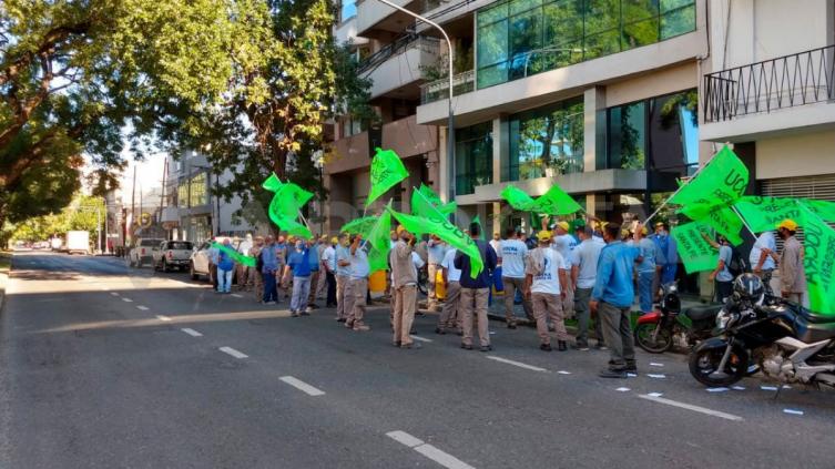 Trabajadores de la Uocra reducen la calzada de Bv. Gálvez y San Luis