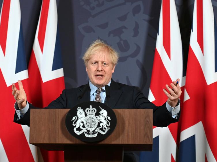 Reino Unido: Boris Johnson promete vacunar a todos los adultos antes de agosto