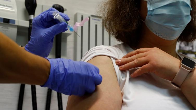 Cuáles serán los primeros grupos de docentes en recibir la vacuna