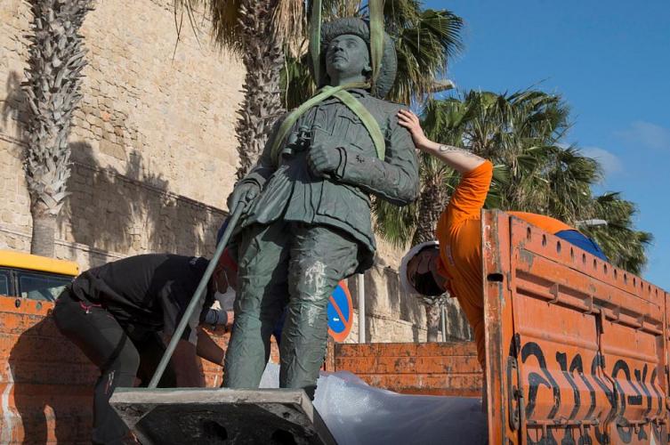 Retiraron la última estatua de Franco de territorio español