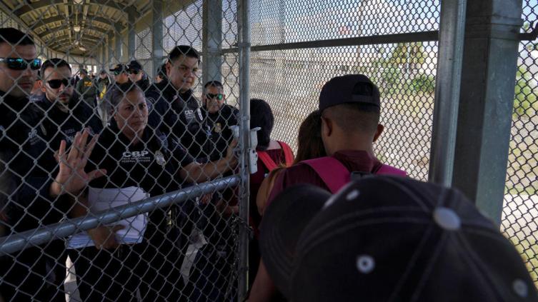 El Gobierno de Biden abre su primer centro de detención para niños migrantes en Texas