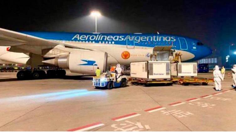 Llega desde Beijing el vuelo que trae un millón de dosis de la vacuna Sinopharm