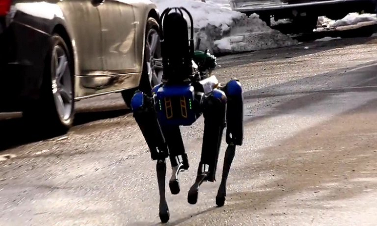 Un perro robot Spot patrulla las calles de Nueva York