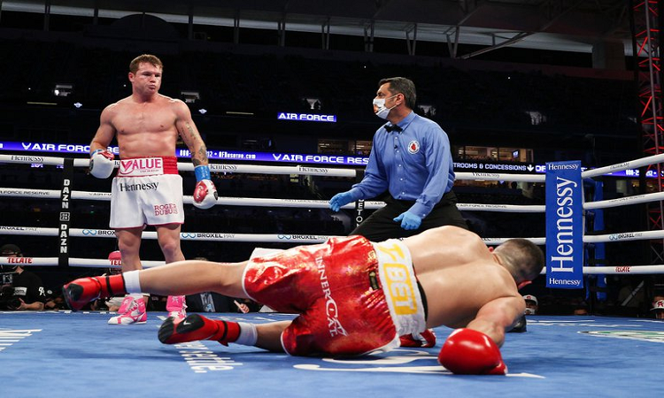 “Canelo” Álvarez le ganó por nocaut técnico a Avni Yildirim