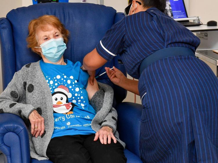 Comenzó la vacunación contra el coronavirus a mayores de 90 años
