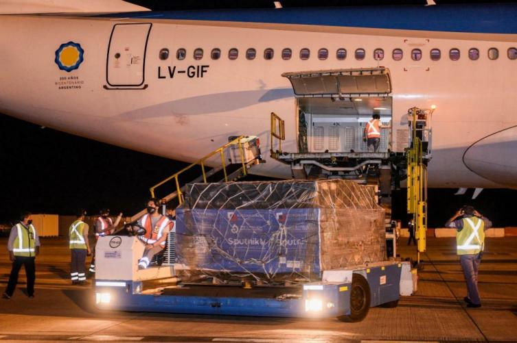 Llegó el vuelo de Rusia con 517.500 dosis de Sputnik V