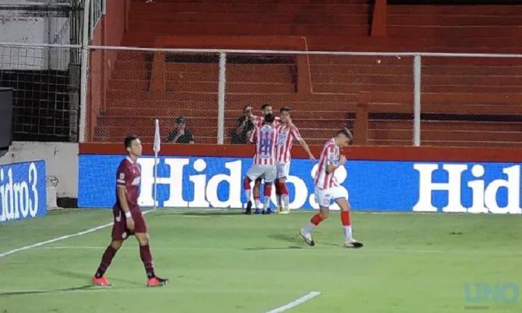 Unión tuvo una al final que le dio la victoria sobre Lanús 3 a 2 