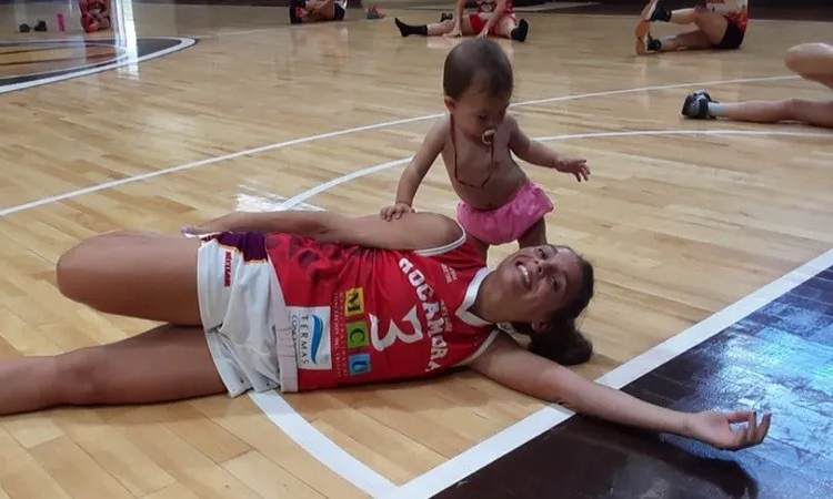 La jugadora de básquet que amamantó a su hija en pleno partido