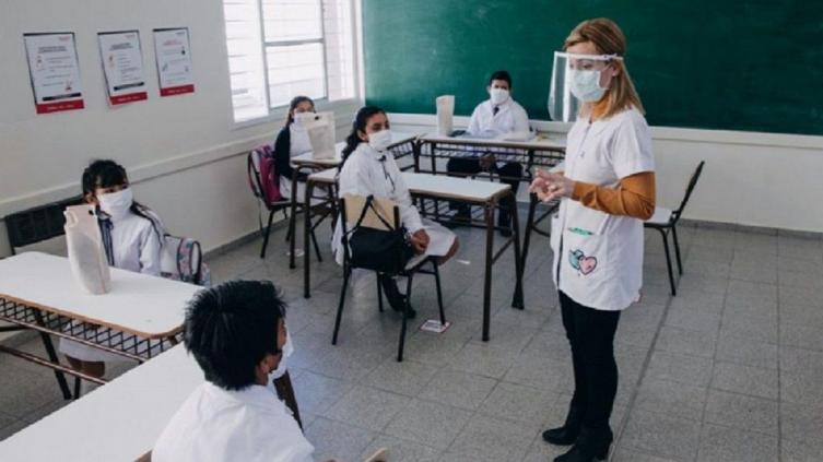 La provincia comienza a vacunar a los docentes este jueves