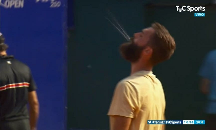 Argentina Open: escupió, discutió, revoleó botellitas y perdió a propósito