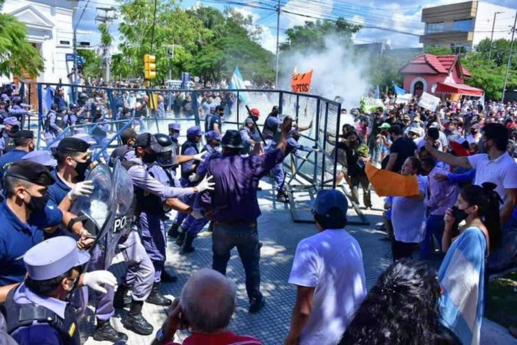 Tensión, protestas, incidentes y detenidos en Formosa tras la vuelta a Fase 1