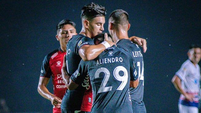 Colón defiende la punta de local y ante Aldosivi