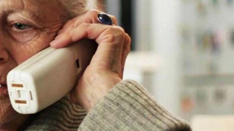 Una anciana de 85 años y su cuidadora fueron estafadas con el cuento del tío