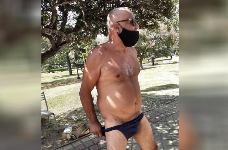 Un taxista se desnudó frente a una periodista y la insultó 