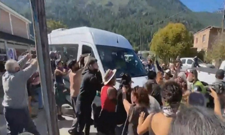 La llegada de Alberto Fernández a Chubut con protestas e incidentes 