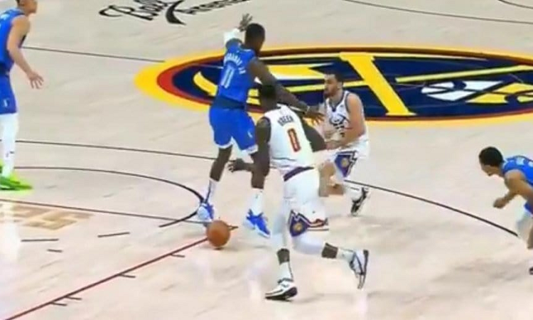Denver perdió con Dallas, y Campazzo hizo una asistencia de caño increíble