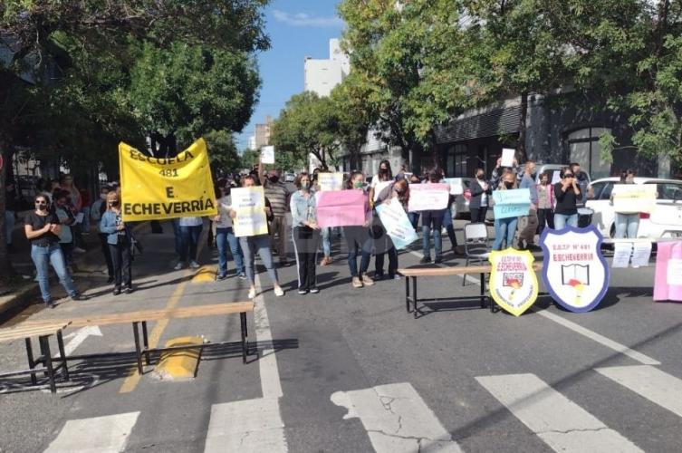 Docentes y alumnos de la Escuela Echeverría reclaman un edificio propio