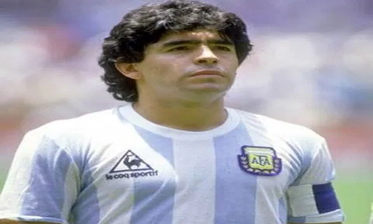 Homenajean en Francia a Maradona con una camiseta  