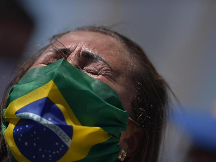 La mayoría de los brasileños dice que la pandemia está descontrolada