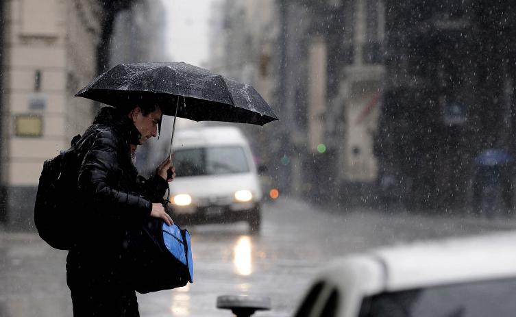 Sábado de lluvia y alerta meteorológica en la ciudad