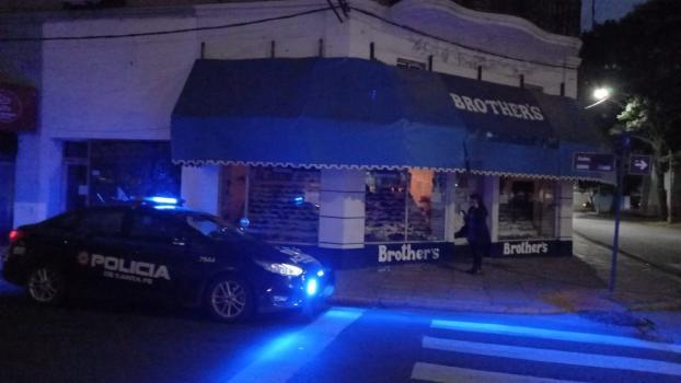 Robaron la zapatería frente a la Municipalidad