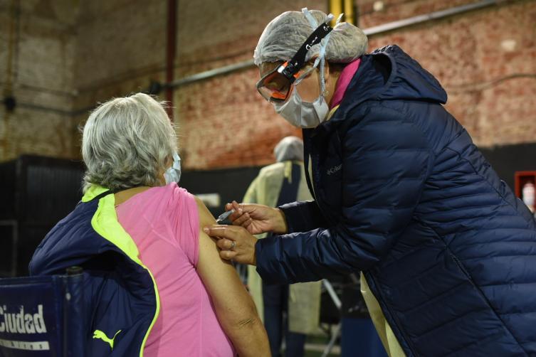 Santa Fe inoculó al 45,2% de los mayores de 80