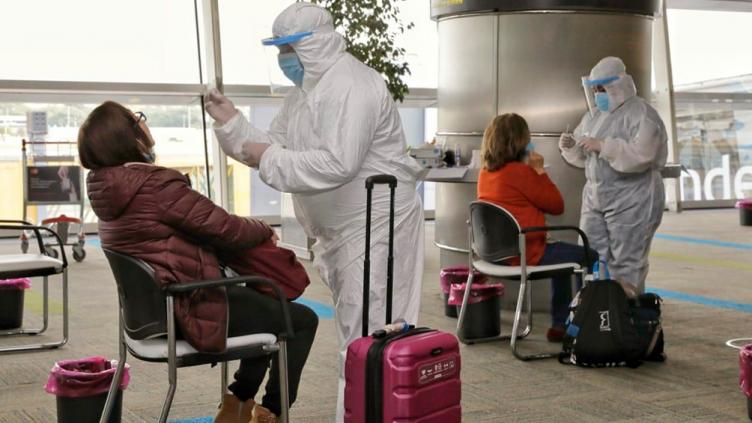 Confirman un caso de coronavirus en un vuelo que llegó desde Miami