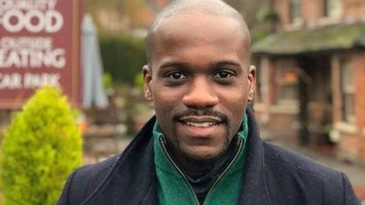 Renunció un asesor negro de Boris Johnson tras un polémico informe sobre racismo
