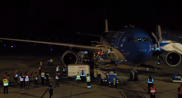 Llegó el vuelo de Aerolíneas con el cargamento de un millón de vacunas chinas 