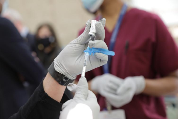 Menos del 0,2% de las personas vacunadas contrajeron covid-19
