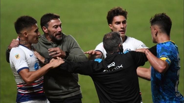 Luego del partido el Kily González se fue sin hablar
