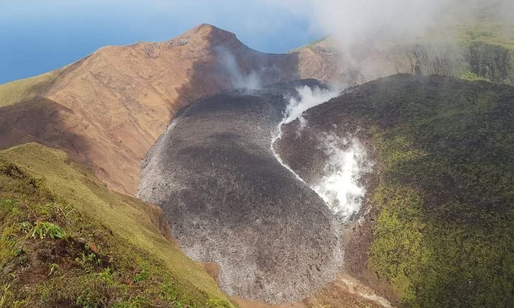 Caribe: entró en erupción un volcán en la isla de San Vicente y las Granadinas