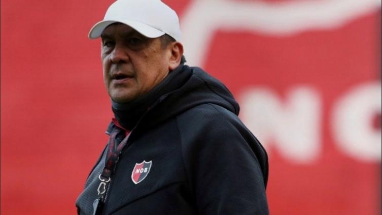 Burgos dio dos pistas sobre el equipo que planea poner el lunes contra Lanús