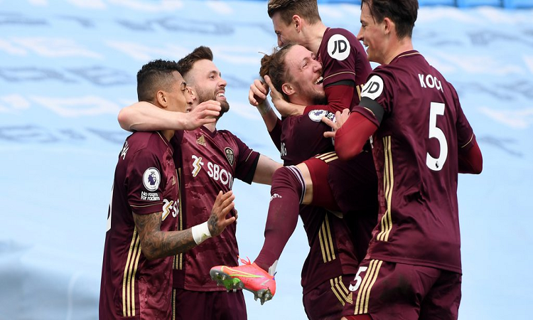 Leeds venció a Manchester City sobre la hora con uno menos