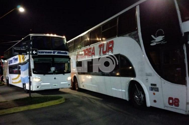 Transportes turísticos bloquean el ingreso a la terminal