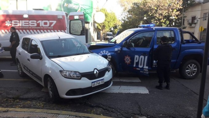 Una camioneta de la policía chocó con otro auto 