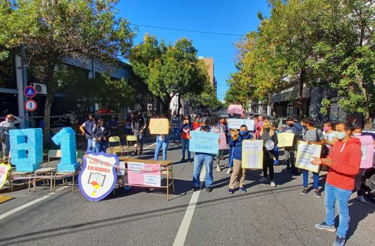 Padres de alumnos protestaron contra el traslado de la escuela Echeverría