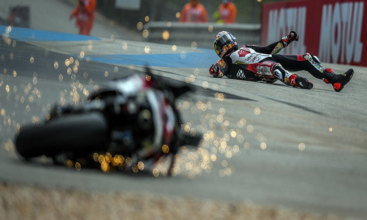 MotoGP: fuerte caída, extenso derrape del piloto y una moto destruida