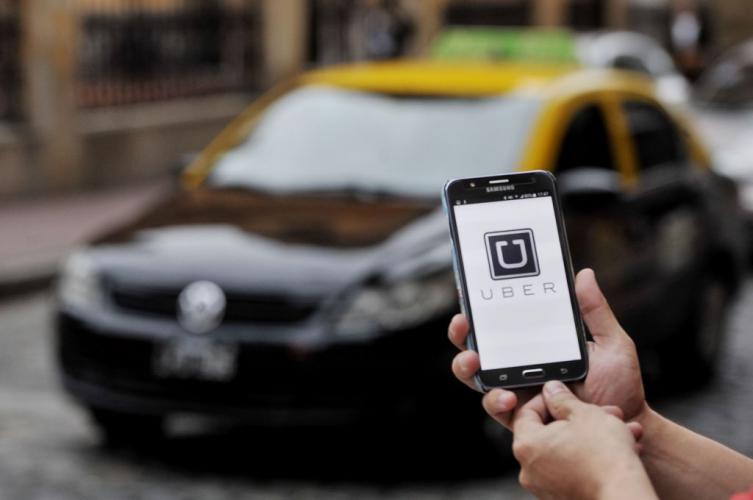 Buscan regularizar el servicio de apps de transporte de pasajeros en la ciudad