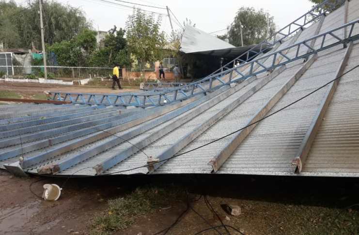 Los fuertes vientos dejaron destrozos en la ciudad