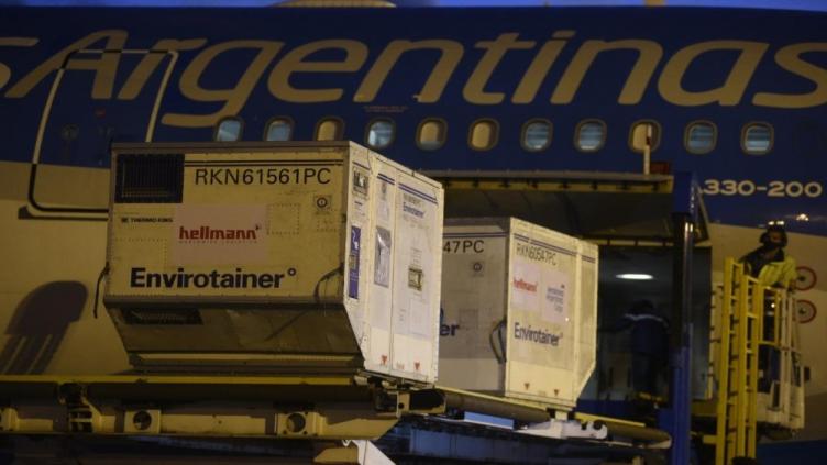 Llegó de China primera partida como parte de un millón de dosis de vacunas Sinopharm