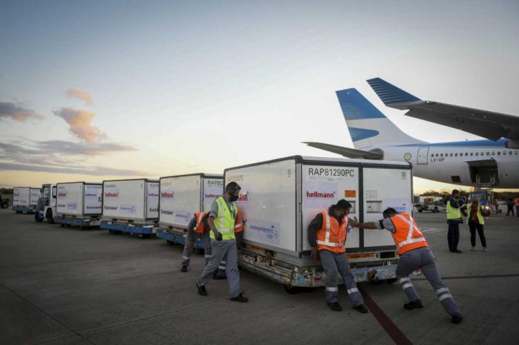 Llegaron más de 371 mil dosis de la vacuna Sinopharm al país