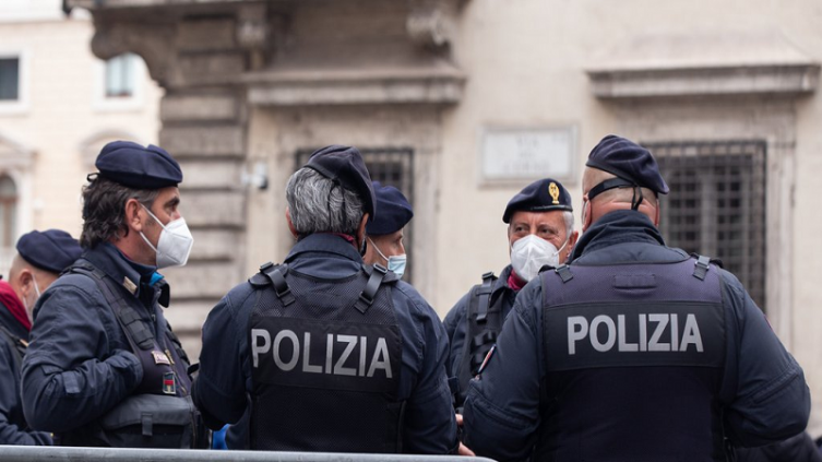 Italia: Dos detenidos por incendiar un centro de vacunación contra el Covid