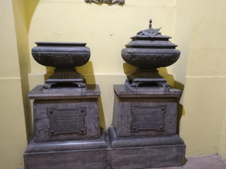 Robaron una pesada tapa de bronce de la Catedral