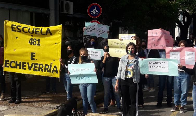Piden que la Escuela Esteban Echeverría no se traslade al norte de la ciudad