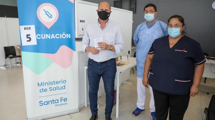 El gobernador Omar Perotti se vacunó contra el Covid 19
