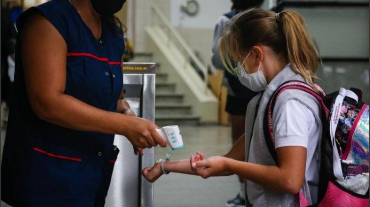 En Rosario y San Lorenzo, los docentes prefieren dar clases en las escuelas